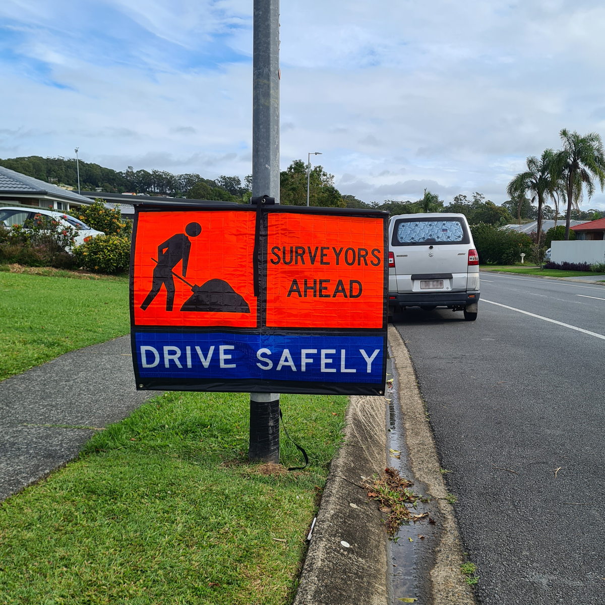Pole Mounted Roll Up Traffic Control Sign System – 900x600mm – The Ideal Urban Traffic Management Solution